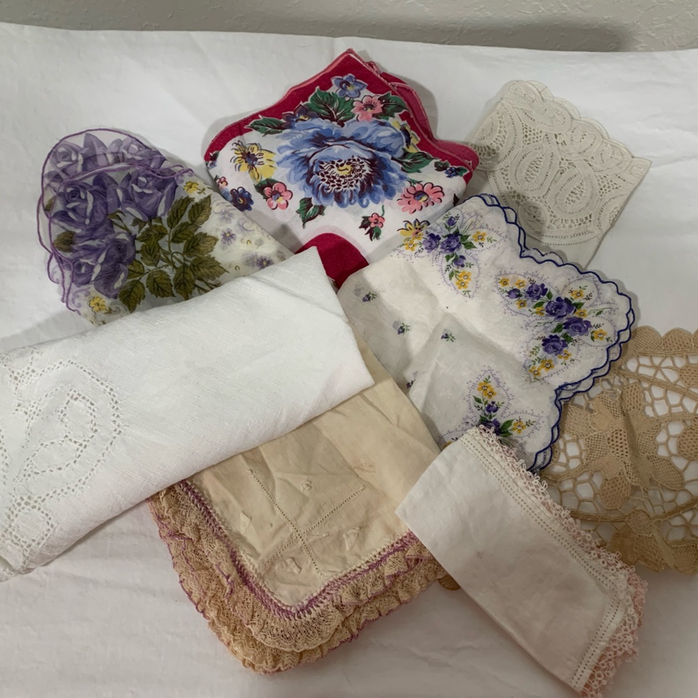 VINTAGE TEXTILE COLLECTION 8 PIECES HANDKERCHIEFS, NAPKIN, FINGERTIP TOWEL